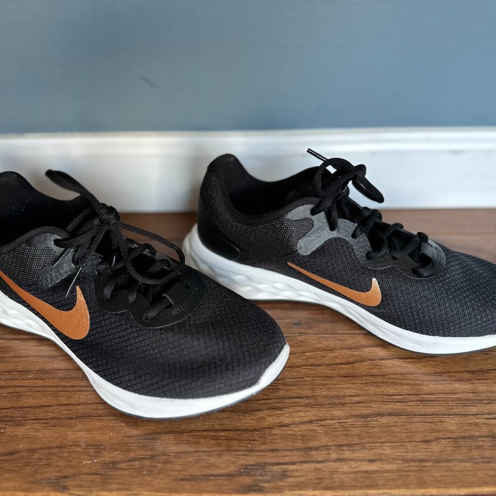 Nike Women's Revolution 6 Running Shoe, Size 9